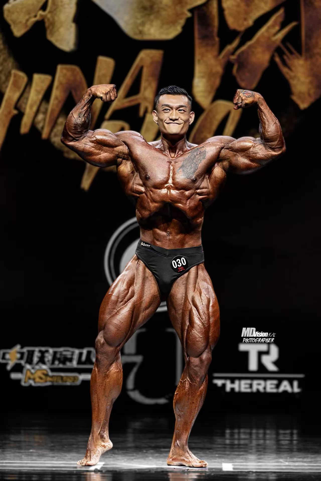 格森品牌形象代言人 JI XU 双臂展示